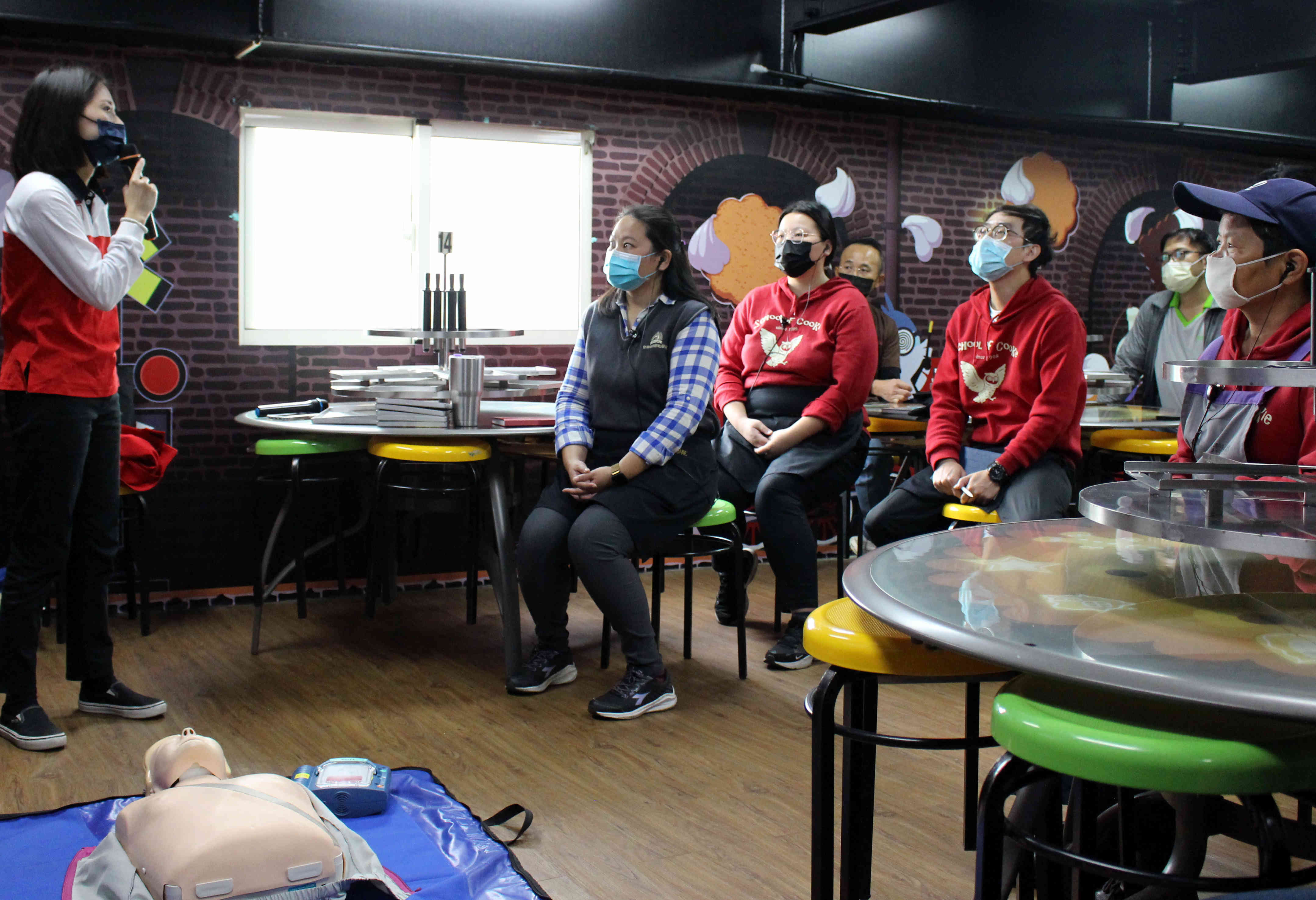 台灣優格餅乾學院內外場員工學習CPR+AED操作。