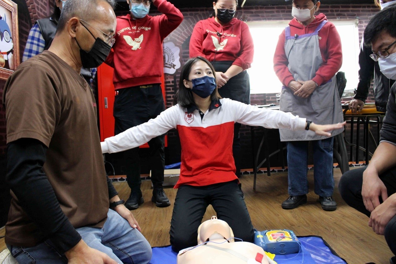 台灣優格餅乾學院員工進行CPR+AED教育訓練。