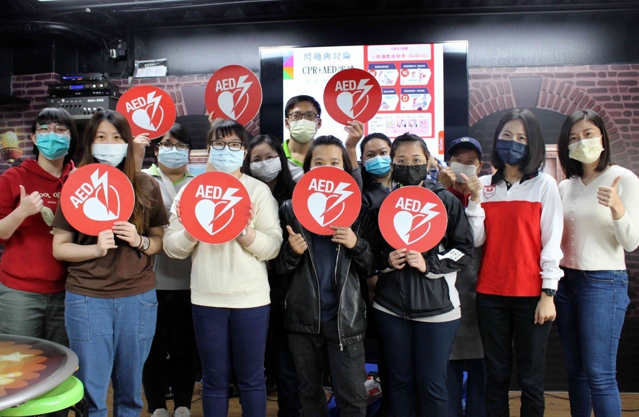 台灣優格餅乾學院員工進行AED教育訓練。
