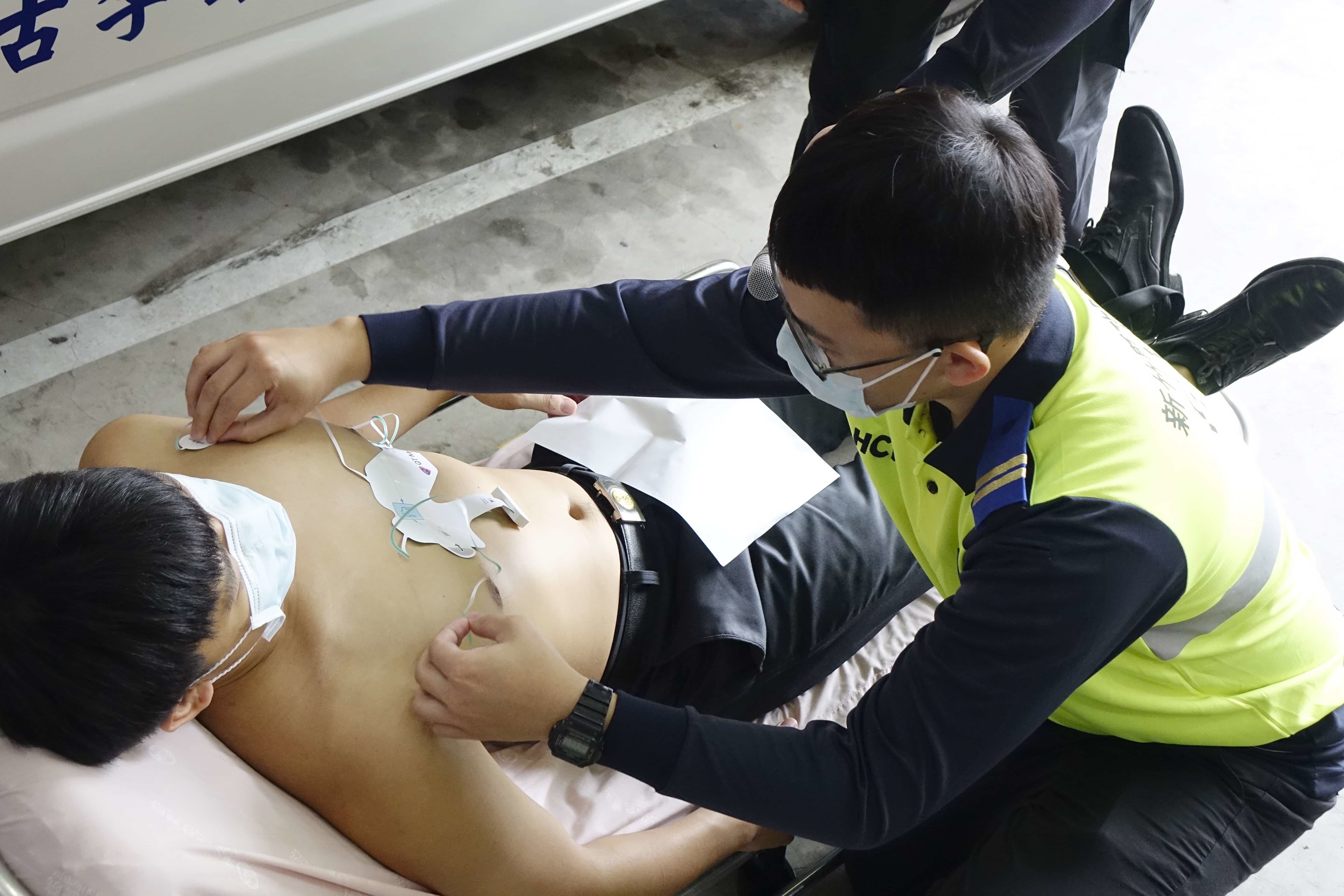 山崎消防分隊示範為患者進行『12 導程即時傳輸心電圖機』進行監測
